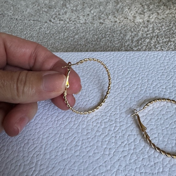 Thin Lightweight Gold Hoop Earrings New - Picture 4 of 7